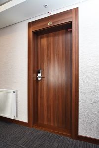 Drevené protipožiarne dvere – zabezpečte si svoj dom či kanceláriu