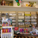 Produkty značky Weleda vystavené v prírodnom prostredí, zdôrazňujúce jej filozofiu spojenia s prírodou.