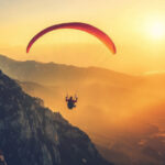 Pilot a pasažier počas vyhliadkového letu malým lietadlom nad krajinou.