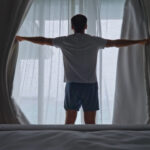 Záclony a závesy regulujúce svetlo a tieň v modernom interiéri