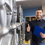 Predaj pneumatík v autoservise s vystavenými pneumatikami na regáloch