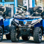 Štvorkolka jazdí po lesnej ceste v prírode, ilustruje reálne využitie mimo stereotypov a mýtov.