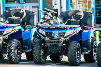 Štvorkolka jazdí po lesnej ceste v prírode, ilustruje reálne využitie mimo stereotypov a mýtov.