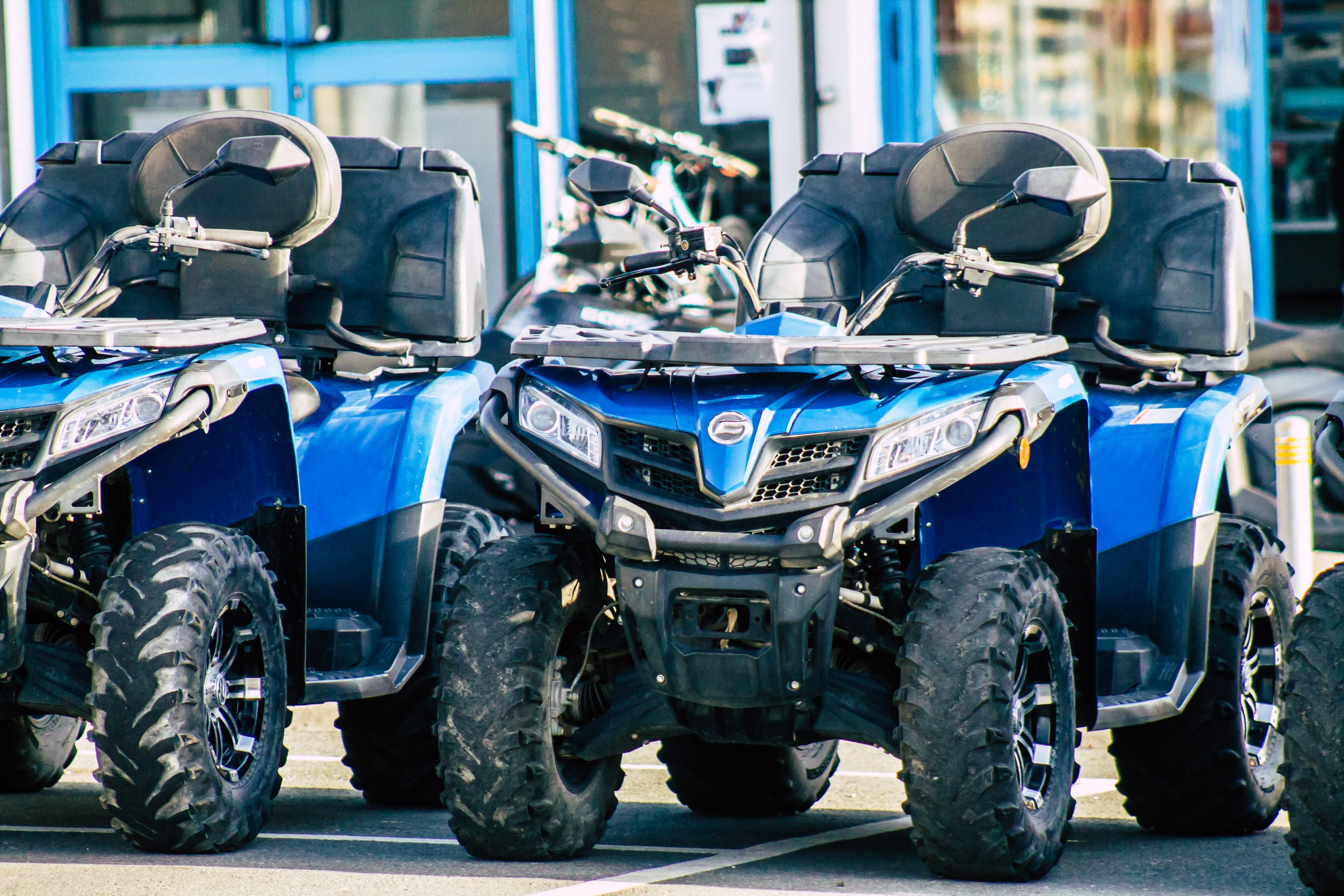 Štvorkolka jazdí po lesnej ceste v prírode, ilustruje reálne využitie mimo stereotypov a mýtov.