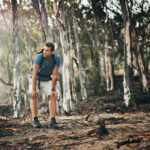 Turistické ponožky v kombinácii s turistickou obuvou počas túry v horách