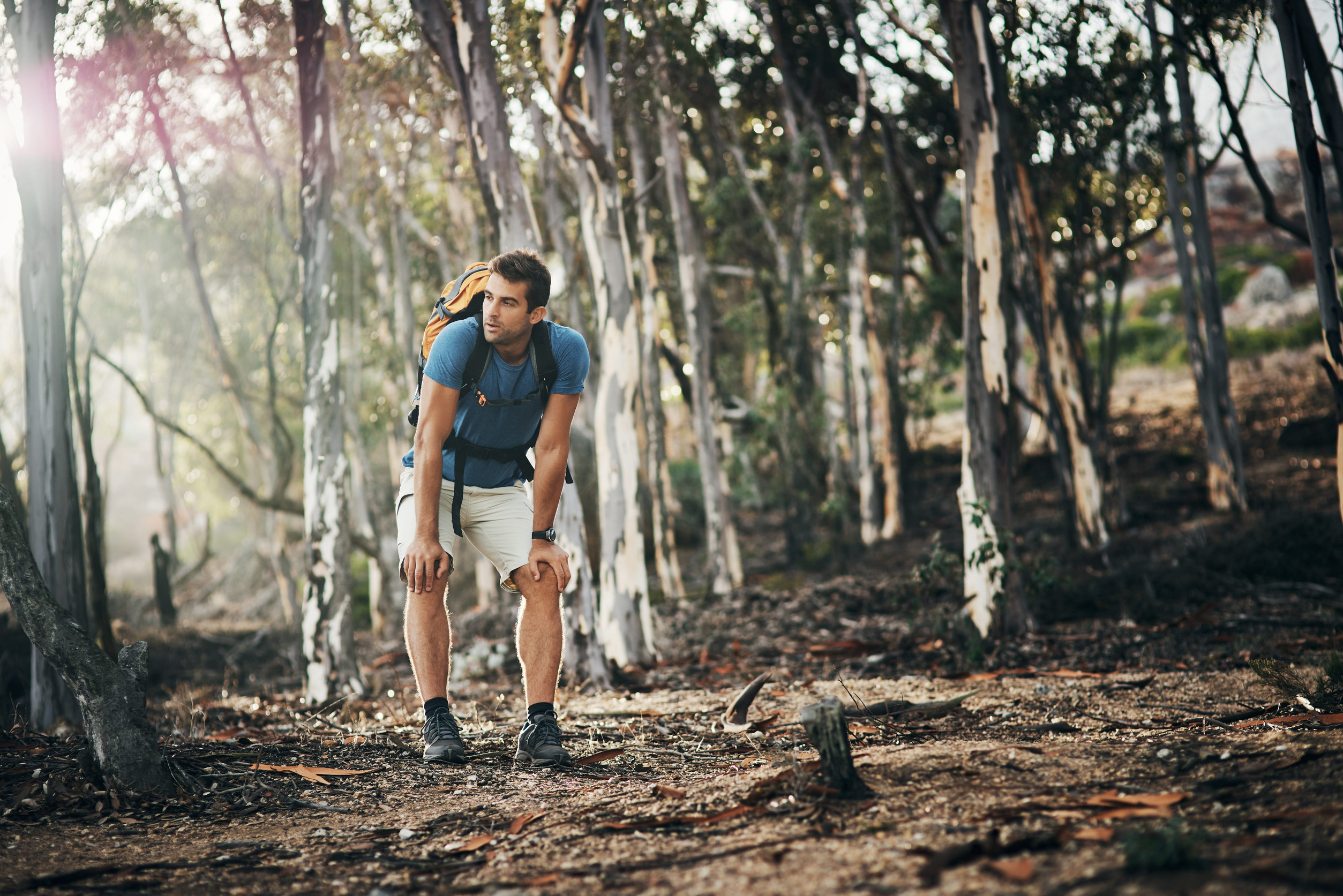 Turistické ponožky v kombinácii s turistickou obuvou počas túry v horách