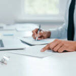 Podnikateľ zakladá s.r.o. online na počítači a vyplňuje formuláre