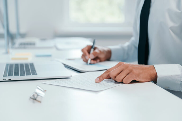 Podnikateľ zakladá s.r.o. online na počítači a vyplňuje formuláre