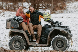 Úžitková štvorkolka s pohonom 4x4 určená na celoročnú jazdu a prácu v náročnom teréne.