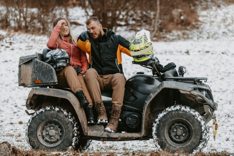 Úžitková štvorkolka s pohonom 4x4 určená na celoročnú jazdu a prácu v náročnom teréne.