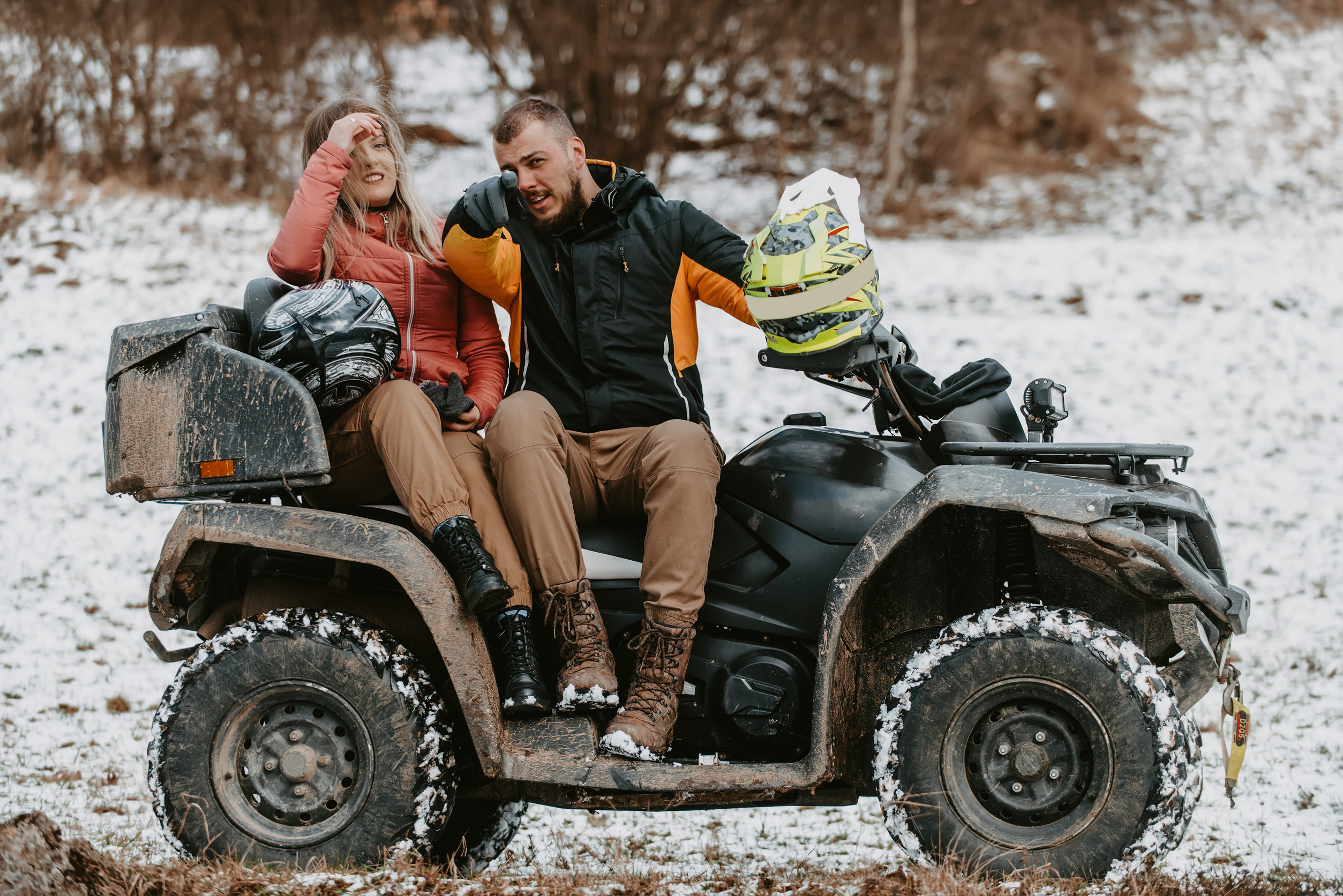 Úžitková štvorkolka s pohonom 4x4 určená na celoročnú jazdu a prácu v náročnom teréne.